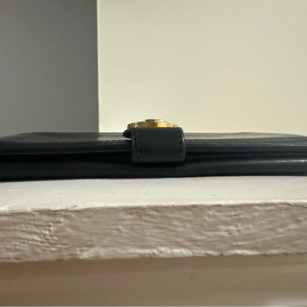 Black Vintage Gucci Leather Wallet- Gold Emblem - Picture 4 of 13